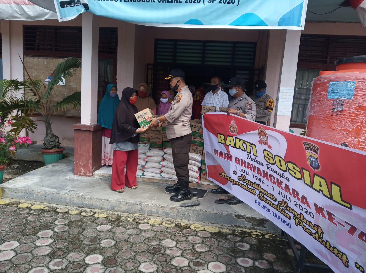 Menyambut Hari Bhayangkara, Polsek Tapung Gelar Bakti Sosial